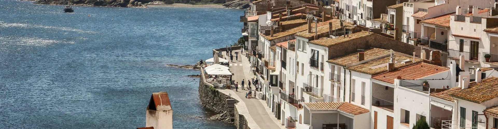 Visite et il découvre la merveilleuse Costa Brava.