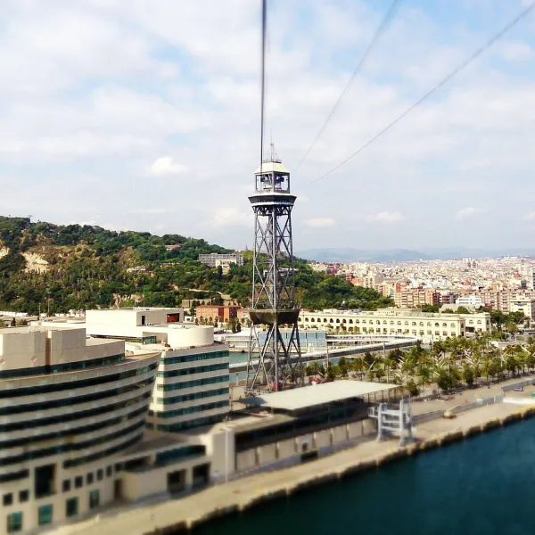 Il découvre le Port Vell et autres vues de Barcelone, unis-toi à notre tour 