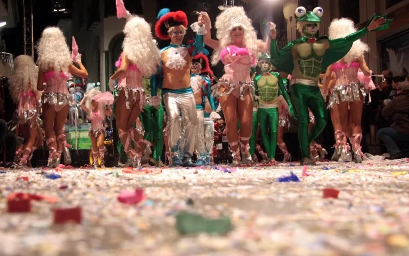 Solament a 30 minuts de Barcelona, l'encantadora, colorida i oberta població de Sitges, celebra el seu gran Carnestoltes des del 4 al 10 de Febrer. Carnestoltes de Sitges atreu a més de 300.000 persones per a la festa sense oblidar les dues ruas organitzades el diumenge 7 i el dimarts 9 de Febrer 2016.